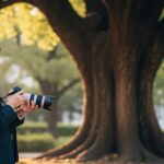 幹を眺める女性